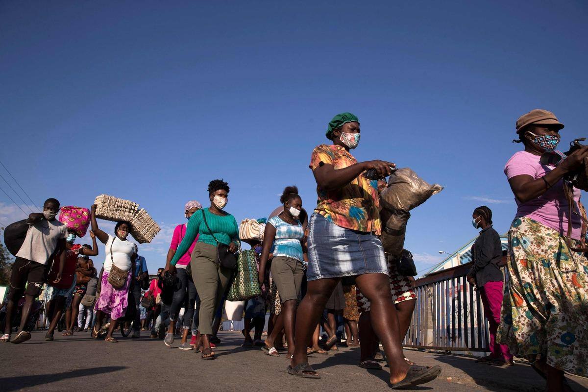Haitianos huyen de la República Dominicana tras el cierre de las fronteras terrestres