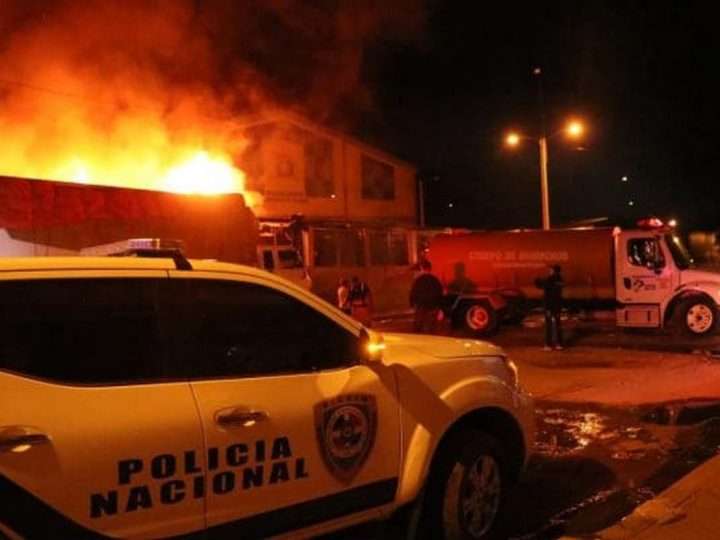 Un violento incendio arrasa el mercado de Dajabón